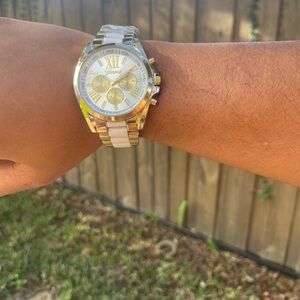 Men's Two-Tone Gold Quartz Dress Watch with White Dial – Classic Style